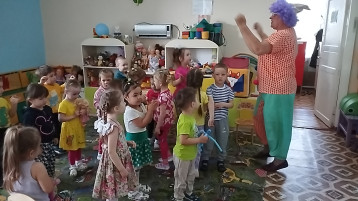 Ребята младшей группы. В гостях клоун Клепа. Ребята младшей группы. В гостях клоун Клепа.
